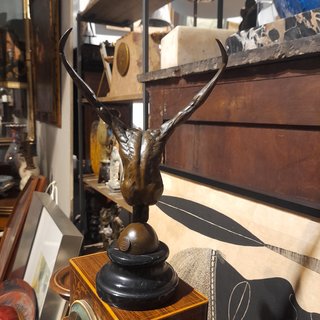 FIGURA DE BRONCE DE UN ATLETA SOBRE MARMOL