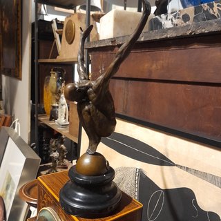 FIGURA DE BRONCE DE UN ATLETA SOBRE MARMOL