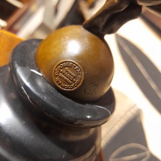 FIGURA DE BRONCE DE UN ATLETA SOBRE MARMOL