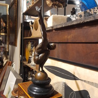FIGURA DE BRONCE DE UN ATLETA SOBRE MARMOL