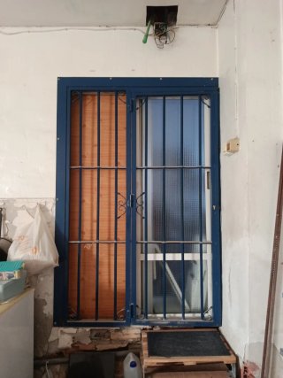 Puerta de seguridad de hierro con cerradura
