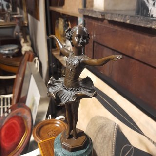 GRACIOSA FIGURA DE BRONCE DE UNA BAILARINA FIRMADA