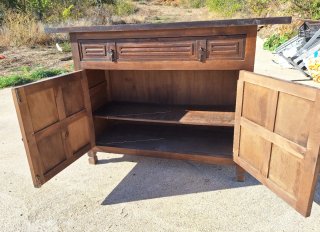 Mueble auxiliar de madera rústico.