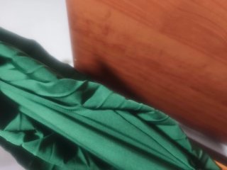 Mono verde plisado con bolso