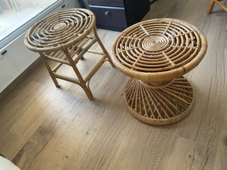 Conjunto de Mesa Auxiliar y Banqueta de Ratán