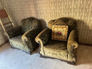Set di 3 antichi divani in tessuto e legno