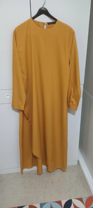 Vestido ocre con etiqueta