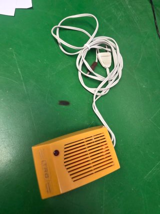 Transformador con carcasa amarilla