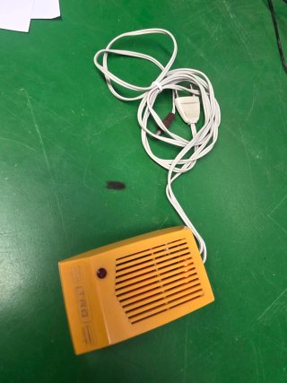 Transformador con carcasa amarilla
