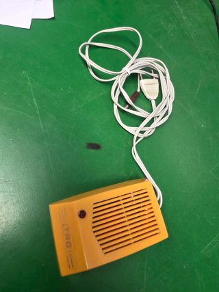 Transformador con carcasa amarilla