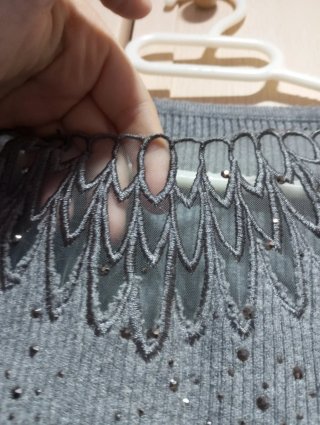 Jersey gris elegante con detalles