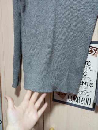 Jersey gris elegante con detalles