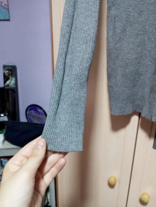 Jersey gris elegante con detalles