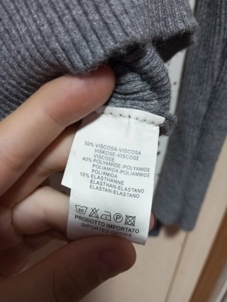 Jersey gris elegante con detalles