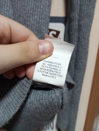 Jersey gris elegante con detalles