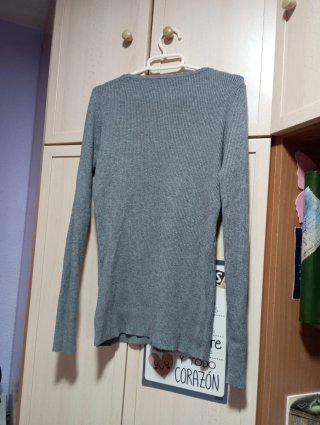 Jersey gris elegante con detalles