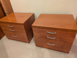 Set de 2 Mesitas de Noche de Madera y aparador .