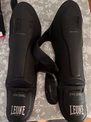 Guantes Leone Kick Boxing y Espinilleras