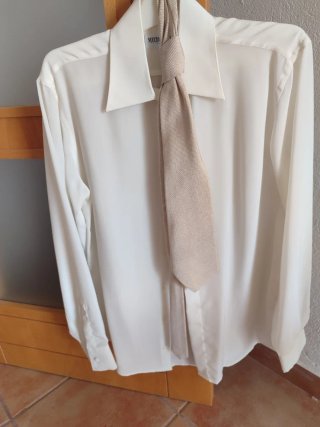 Traje de novio negro con chaleco beige
