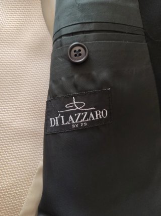 Traje de novio negro con chaleco beige