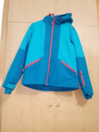 Chaqueta de esquí azul y turquesa.