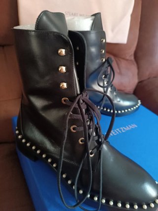 Botas Stuart Weitzman negras con tachuelas piel