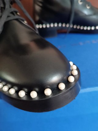 Botas Stuart Weitzman negras con tachuelas piel