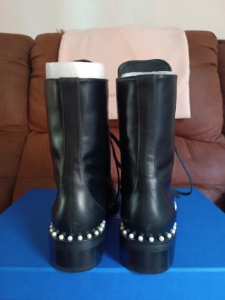 Botas Stuart Weitzman negras con tachuelas piel