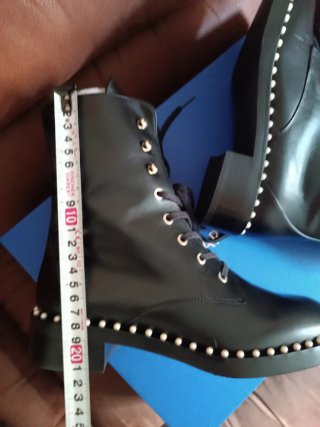 Botas Stuart Weitzman negras con tachuelas piel