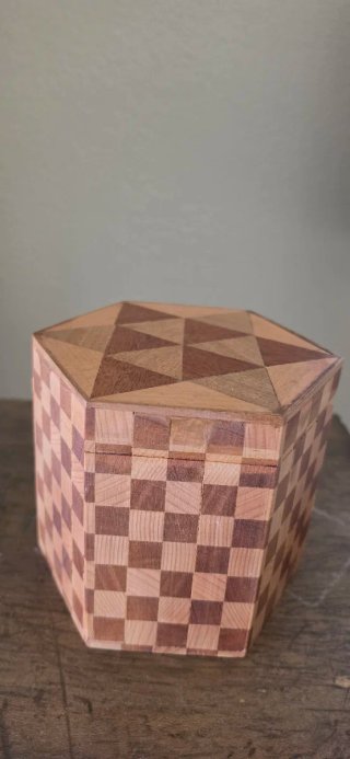 Caja hexagonal de madera artesanal