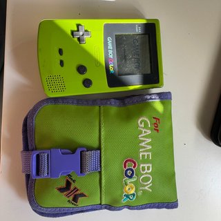 Game Boy Color + funda + Pokémon Rojo