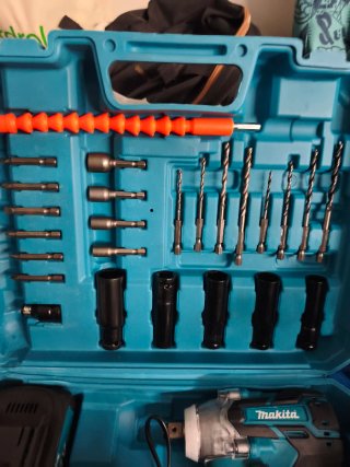 Llave de impacto Makita con cargador y baterías