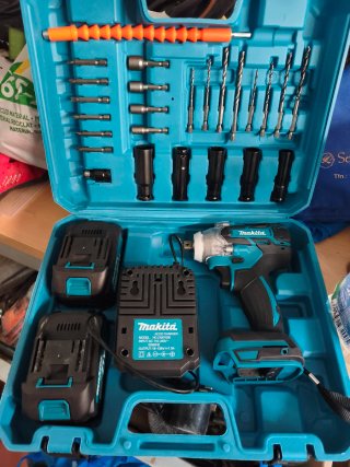 Llave de impacto Makita con cargador y baterías