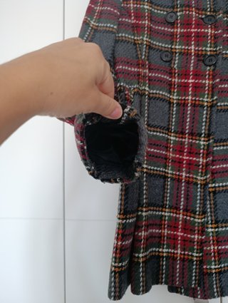 Abrigo de cuadros gris y rojo