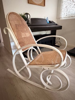 Mecedora antigua de madera y ratán