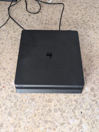 PS4 Slim 500GB + 2 Mandos + Carga