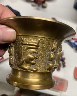 Mortero de Bronce con Relieves