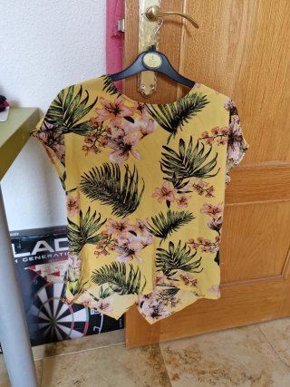 Camisa floral amarilla talla L