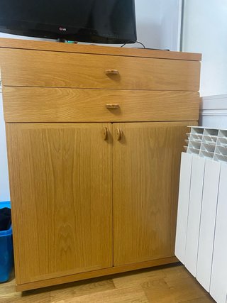 Mueble auxiliar de madera robusto