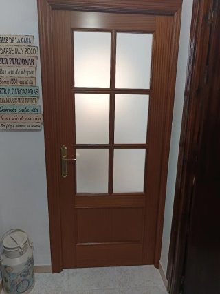 Puerta de madera con cristales
