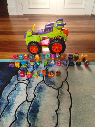 Coche Super Zings + 30 Figuras