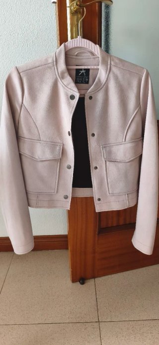 Cazadora ante rosa
