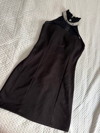 Vestido Negro Fiesta Joyas Cuello Alto