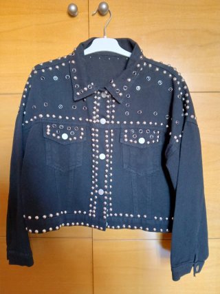 Chaqueta negra con tachuelas doradas