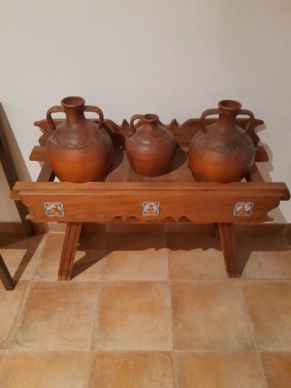 Cantarera de madera con 3 cántaros