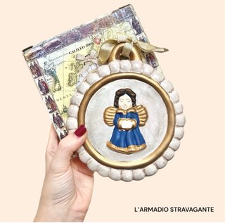 Angelo blu con fiocco, formella da appendere