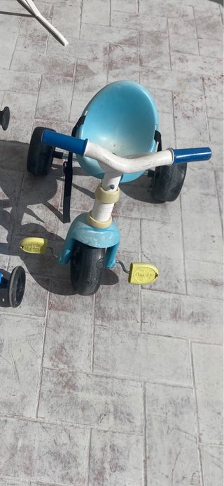Bicicleta infantil azul y blanca