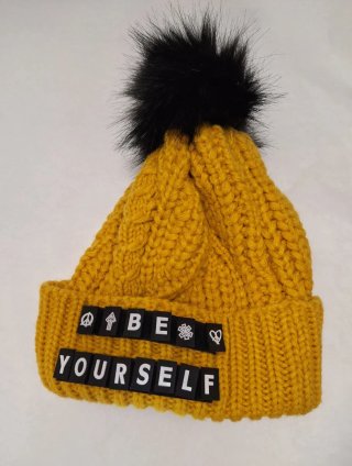 Gorro amarillo con pompom negro