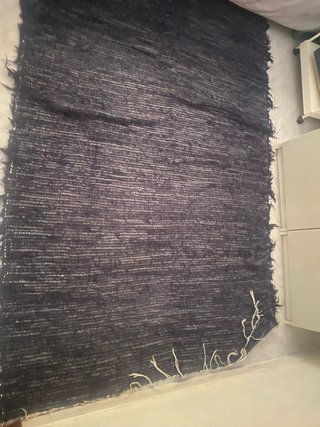 Alfombra de tejido oscuro, azul marino