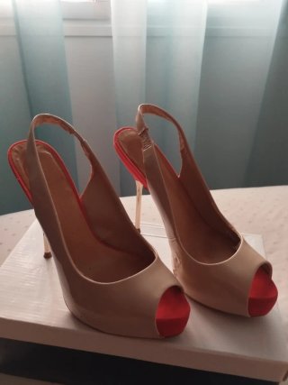 Zapatos de tacón beige y rojos
